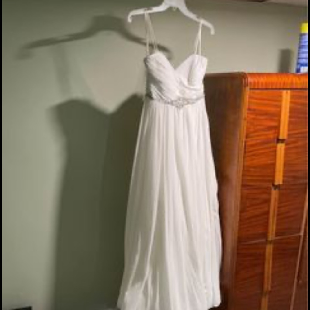 Elegant wedding dress. By Jasmine Couture. Immaculate condition
